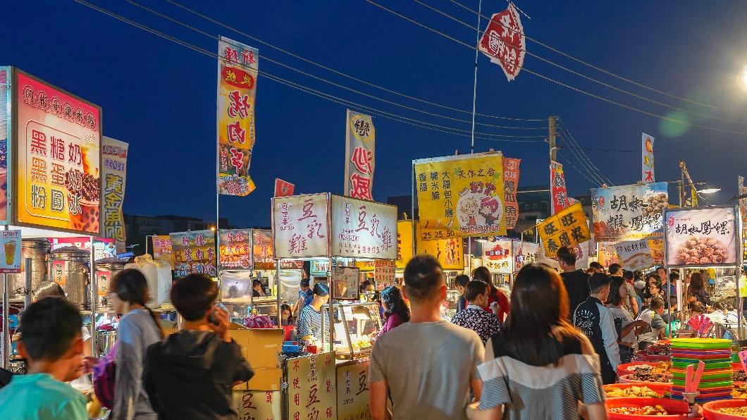 烏克蘭正妹帶全家逛夜市!爸爸被「這小吃」征服 網:懂吃
