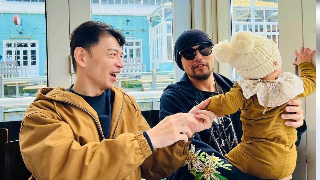 周董抱著寶寶模樣有些慌亂，就連阿Ken也是。（圖／翻攝自周董IG）