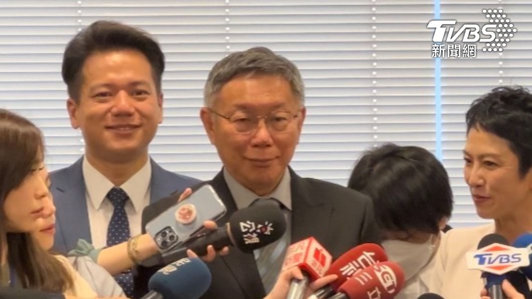 橫跨綠白兩陣營！他遭控襲胸女導演　柯P：跟我什麼關係