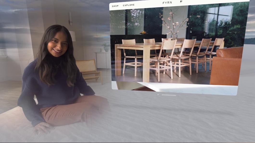 有人靠近配戴 Vision Pro 的使用者時,使用者會感覺眼前變透明。(圖/Apple Newsroom)