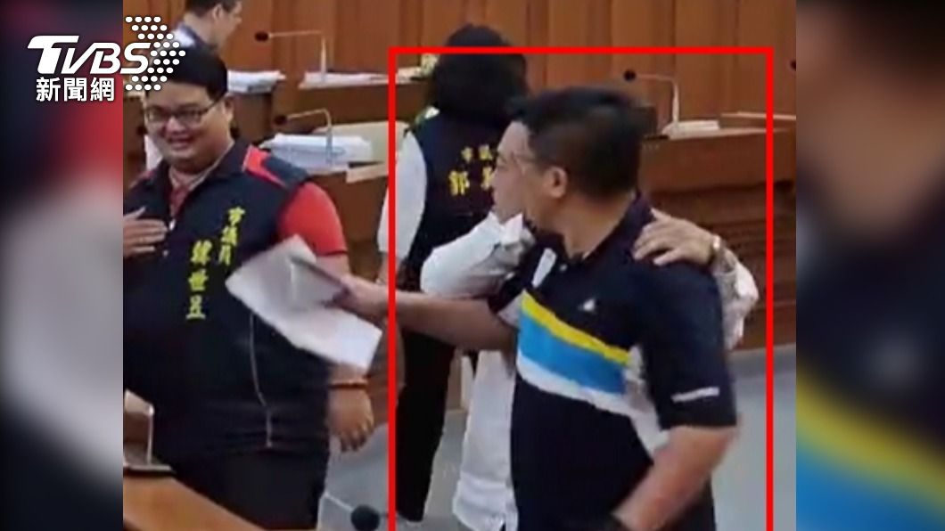 國民黨議員曾紀嚴衝上前互嗆，被旁人勸開。（圖／TVBS）