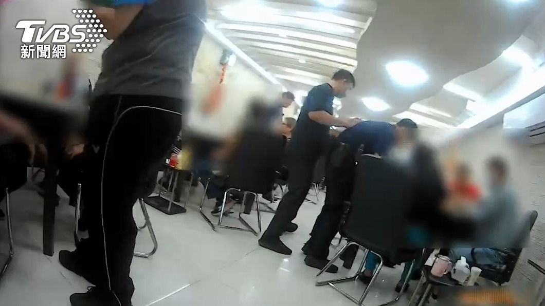 警方上門讓多名賭客猝不及防。(圖/TVBS)