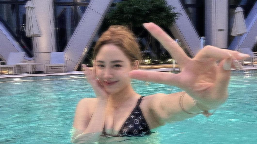 歐陽妮妮開心比出YA手勢,足見她的度假好心情。(圖/翻攝自歐陽妮妮臉書)