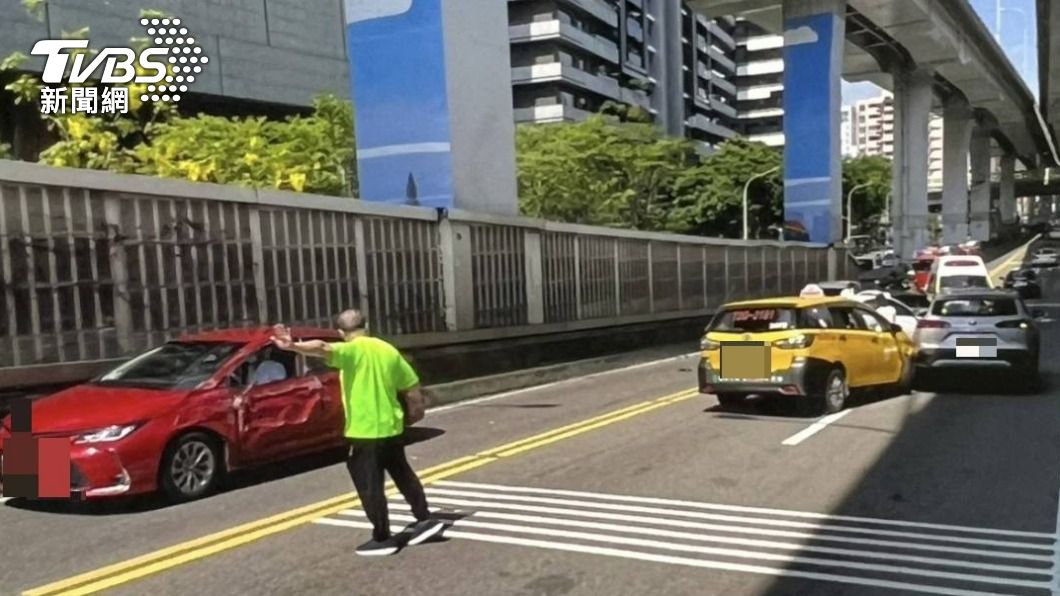 小黃司機變換車道不慎釀禍 市民高架通勤時段5車連環撞