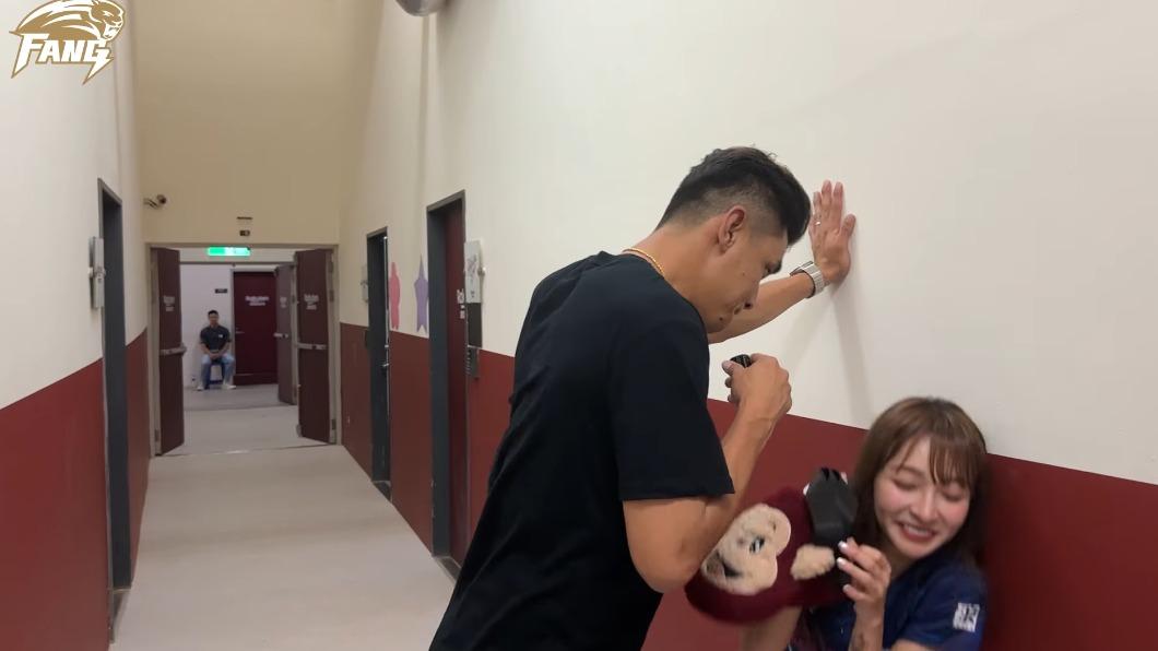 被壁咚的林襄嚇到臉歪，整個人縮到角落。（圖／翻攝自豹子腿方昶詠臉書）