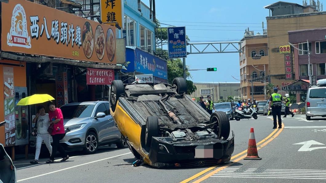 「買炸雞」違停 造成計程車翻覆路中央