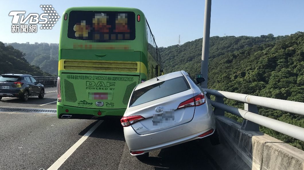 小貨車爆胎引發連環事故 國道一號轎車險遭遊覽車擠扁