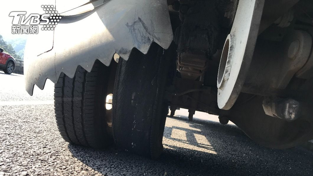 小貨車爆胎釀禍。(圖/TVBS)