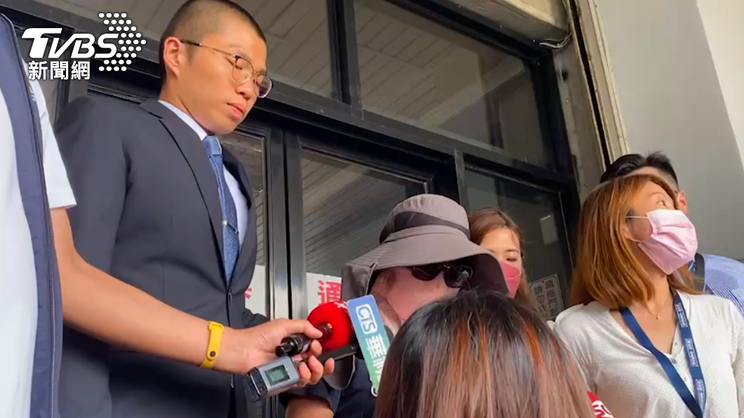 賴母在律師許哲維陪同下出庭。(圖/賴慧津攝)