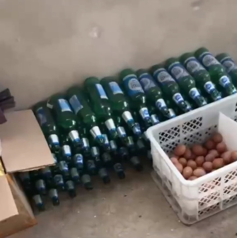 妻子公開中原黃哥房間,裡面滿滿的酒瓶。(圖/翻攝自微博)