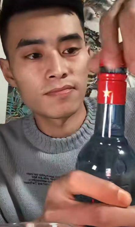 中原黃哥相當愛喝酒。(圖/翻攝自微博)
