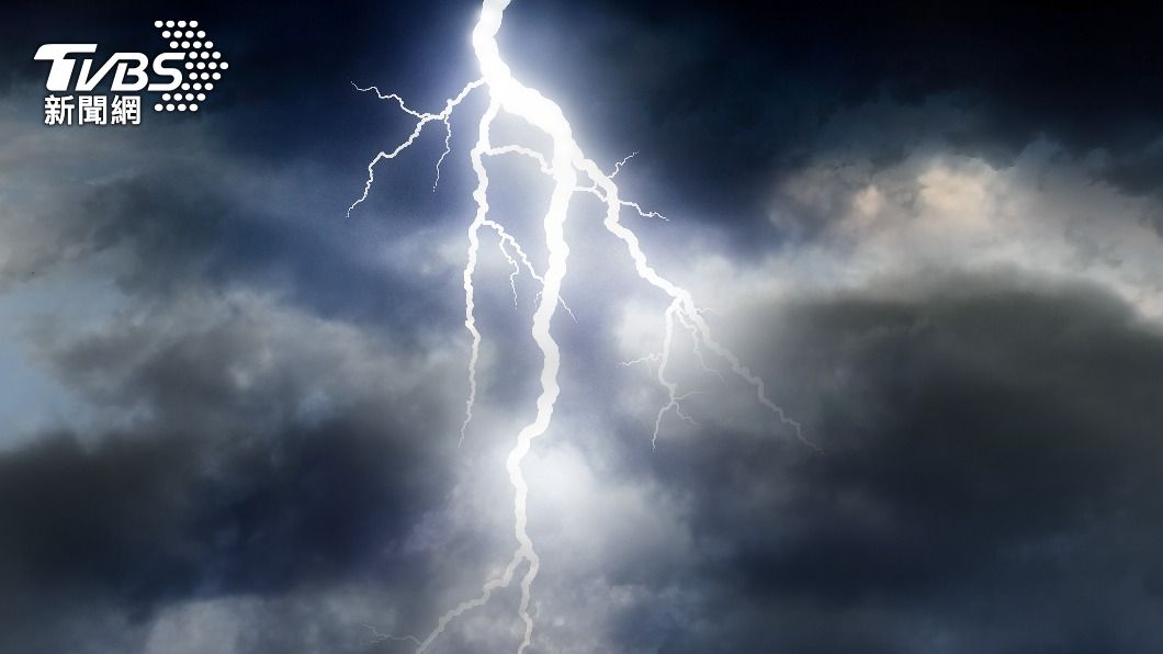各地山區及南投縣、嘉義地區、臺南市有局部大雨發生的機率,請注意雷擊及強陣風。(圖/shutterstock達志影像)
