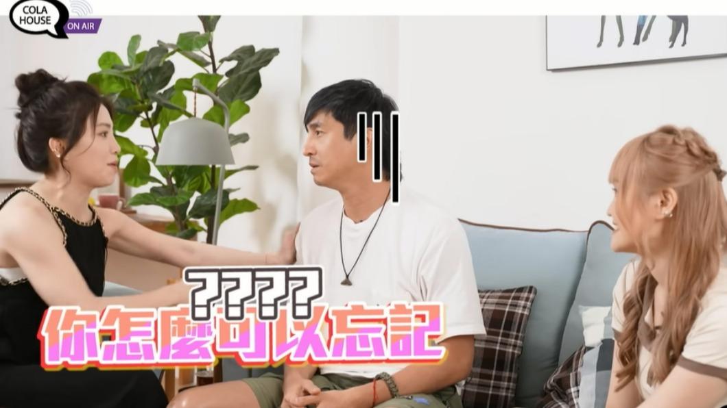 許藍方搥王少偉胸口。(圖/翻攝自可樂研究社YouTube)