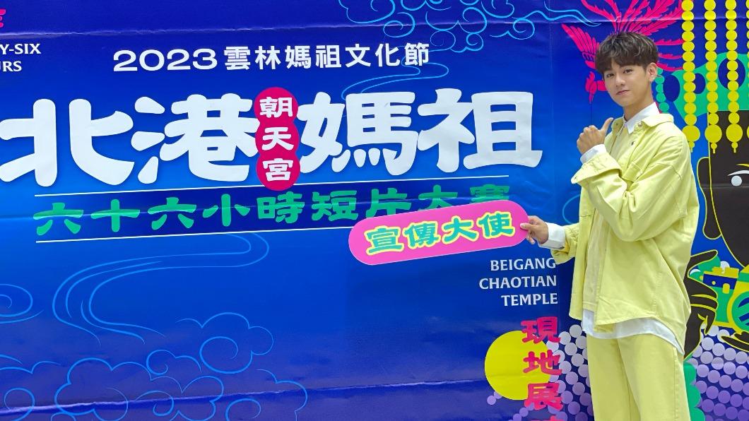 洪暐哲體驗台灣宮廟文化之美。(圖/北港朝天宮提供)
