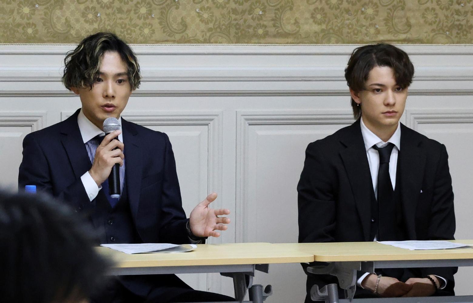 岡本Kauan(右)、橋田康都出面控訴遭喜多川強尼侵犯。(圖/達志影像美聯社)