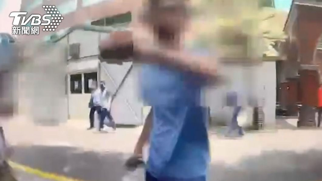 酒醉男挑釁警嗆「銬我啦」　女友勸不住崩潰：你衝三X啦