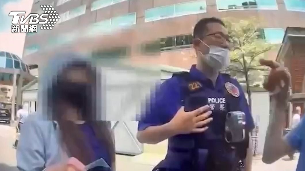 男子女友在一旁看傻眼氣炸罵髒話。(圖/TVBS)