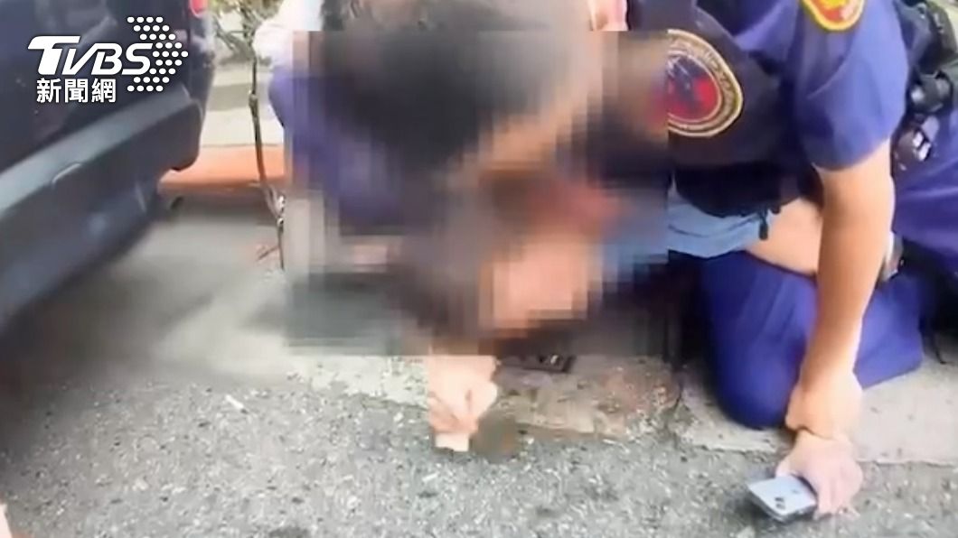 男子被員警壓制。(圖/TVBS)