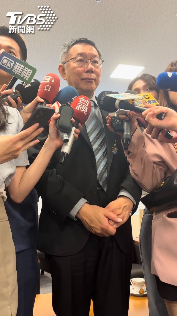 民眾黨主席柯文哲今拜會日本前首相麻生太郎,透露兩人有聊到鴻海集團創辦人郭台名。(圖/林至柔攝)