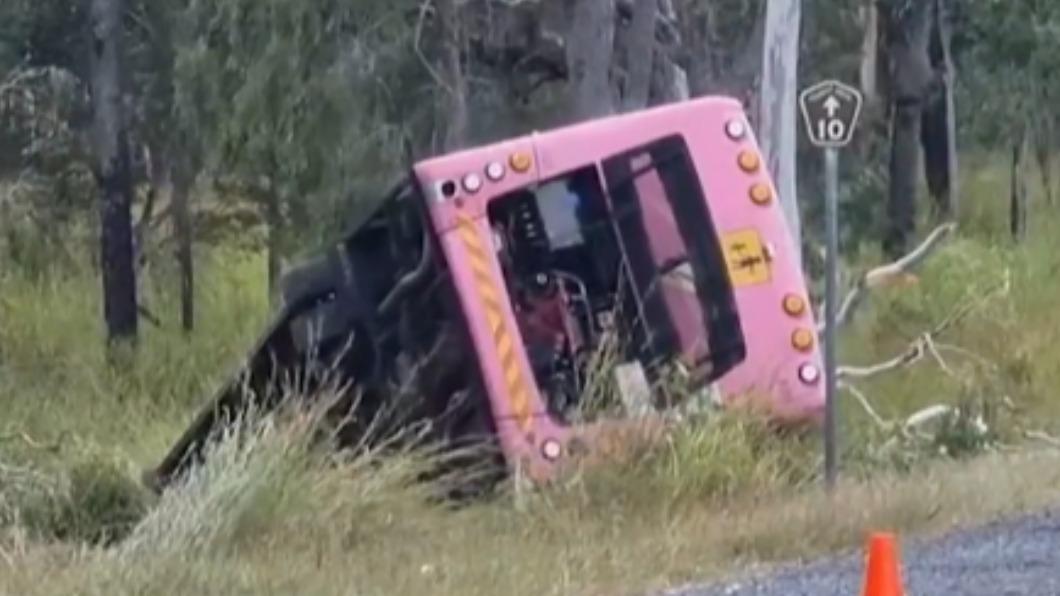 校車嚴重翻覆在路邊。(圖/翻攝自9News Queensland 推特 @9NewsQueensland)