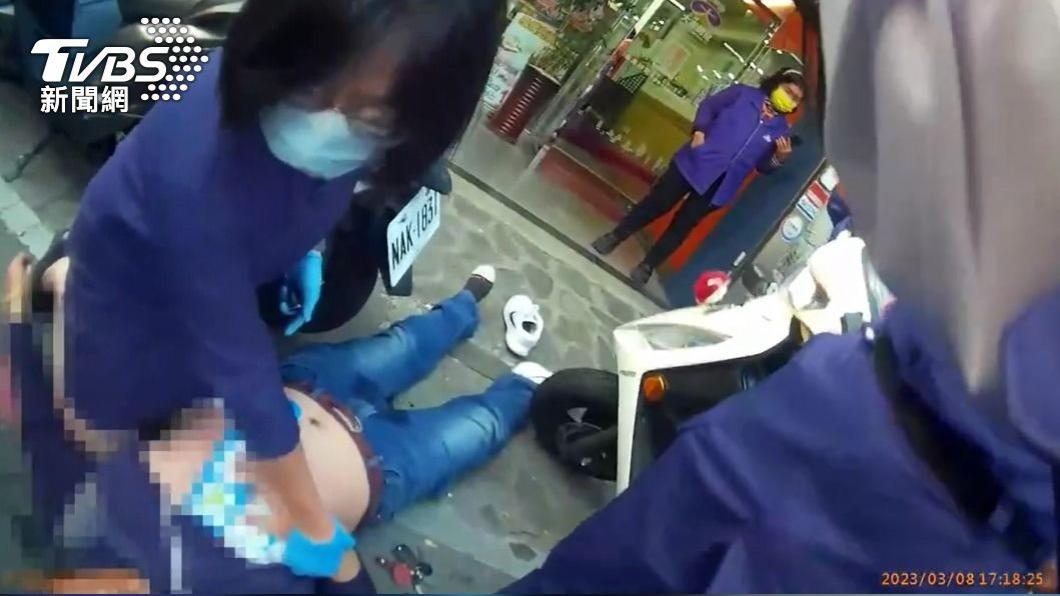 房仲突昏倒無呼吸,警方與消防志工聯手搶救。(圖/TVBS)