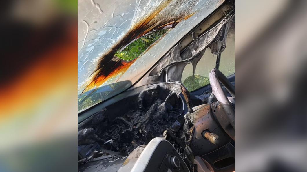 車輛如同爆炸般,畫面觸目驚心。(圖/翻攝自《每日郵報》)
