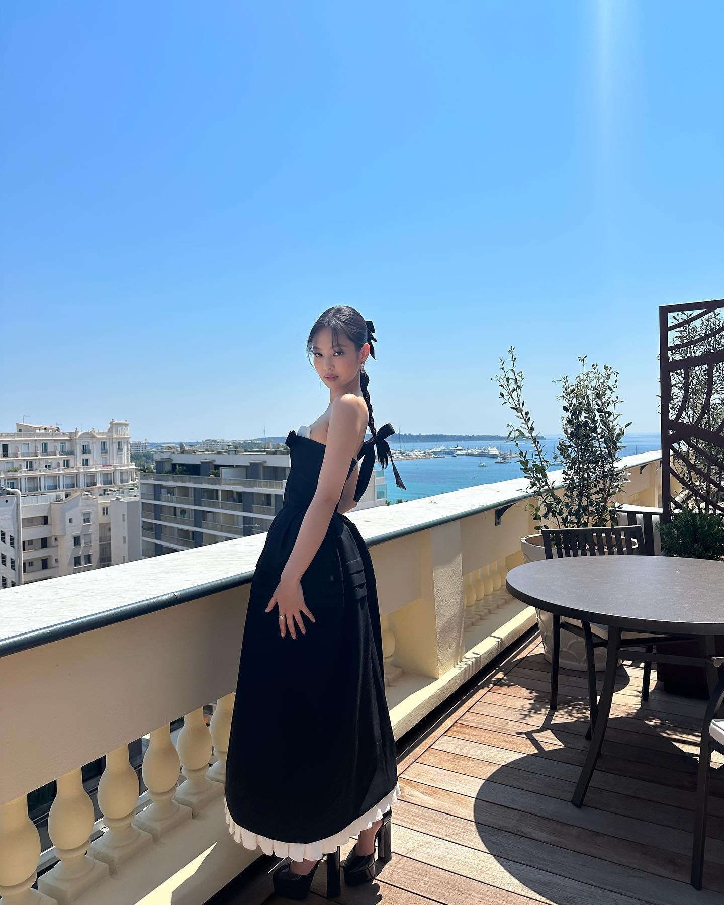Jennie在坎城受訪時就表示,演出《偶像漩渦》對她來說是勇敢的一步。(圖/翻攝自Jennie IG)