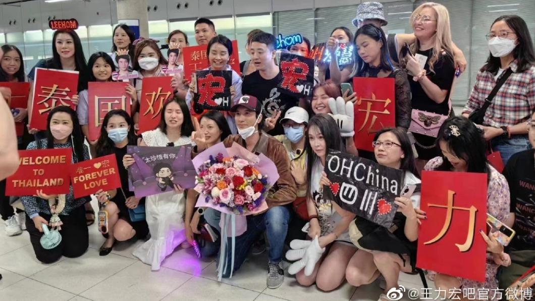 王力宏(前排中)昨晚飛抵泰國,不少歌迷前往接機。(圖/翻攝自王力宏吧官方微博)