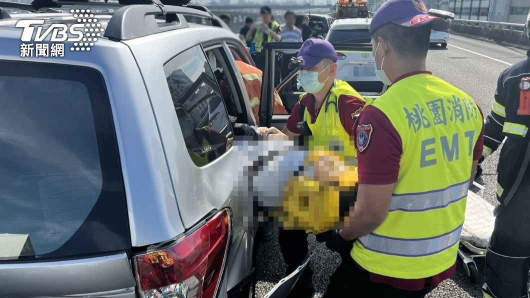 快訊/國道一號五楊高架4車追撞 男駕駛送醫搶救仍不治