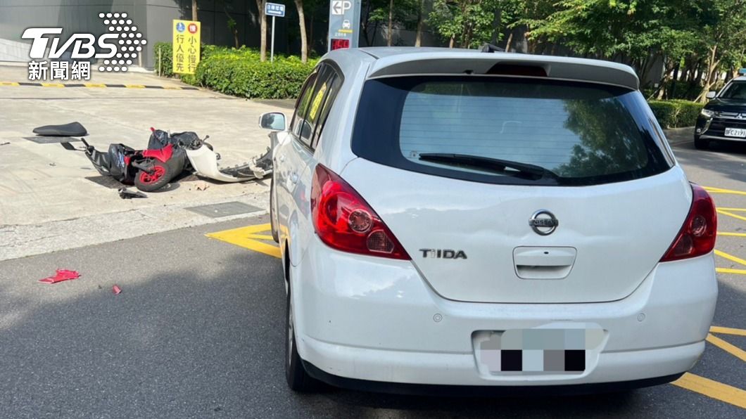 王瞳轎車保險桿掉落。（圖／TVBS）