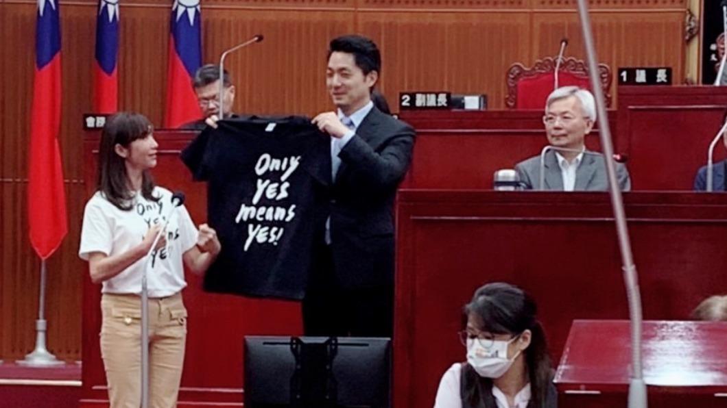 許淑華送蔣萬安T-shirt(圖/翻攝畫面)