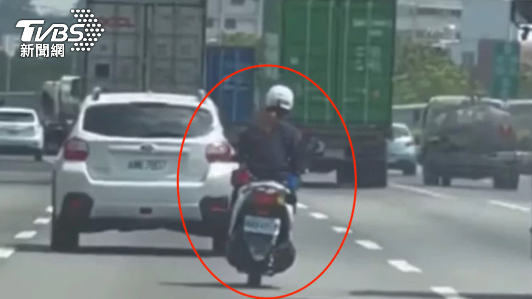 騎車上國道攔拒檢車 女勇警身份曝:一年記功嘉獎500次