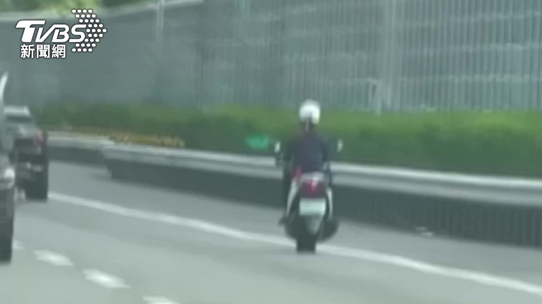 ▲女警騎警用機車在國道追捕拒撿車輛。（圖／翻攝記者爆料網）