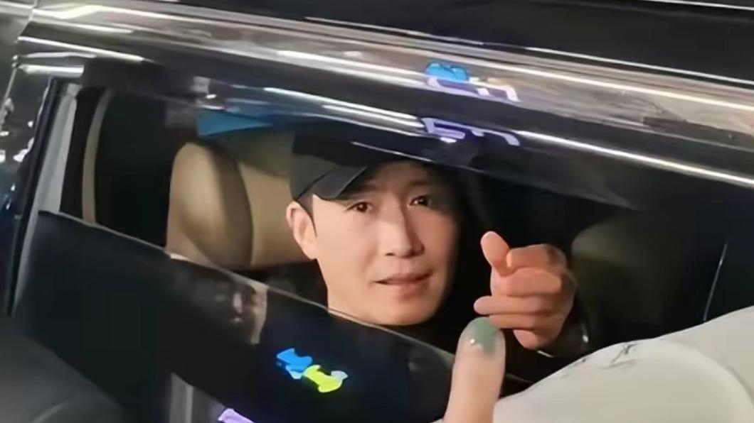 有粉絲到停車場等候黎明。(圖/翻攝自微博)