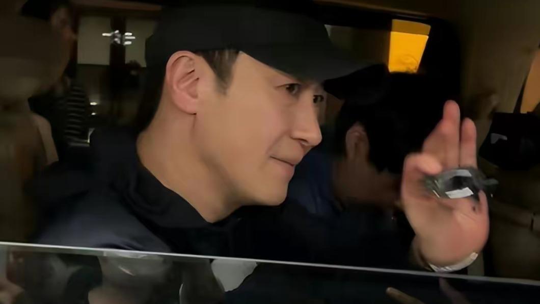 黎明親切的把紛絲送的玩偶收好。(圖/翻攝自微博)
