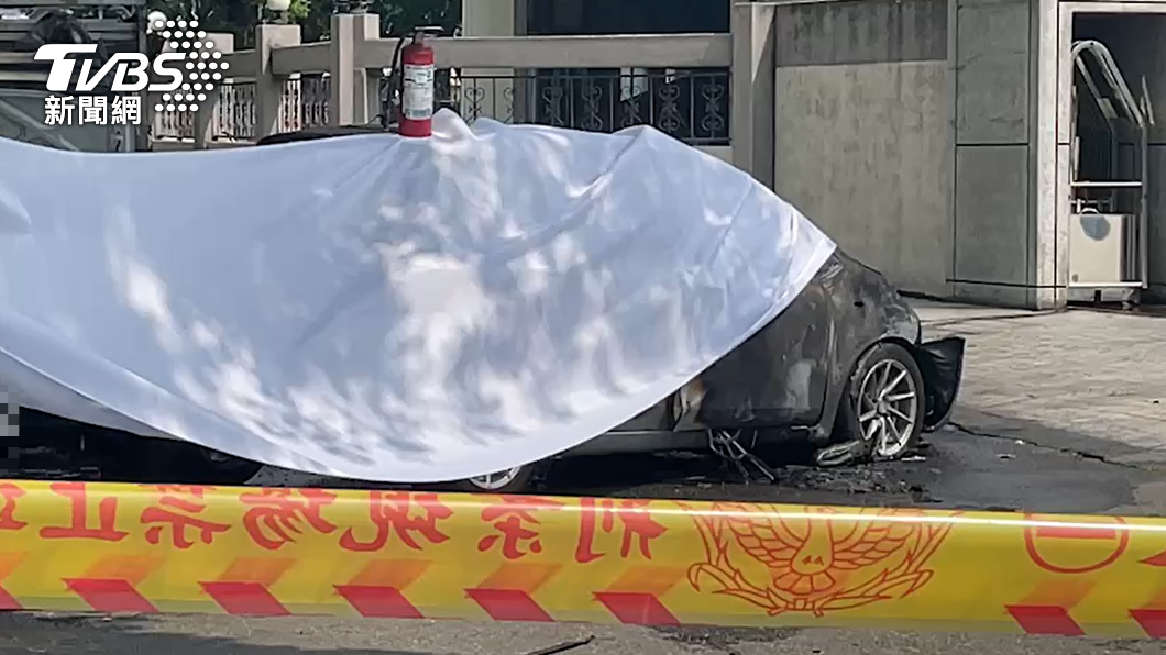 悚!點火自燃開車狠撞工廠 「倒車突竄黑煙」男駕駛成焦屍