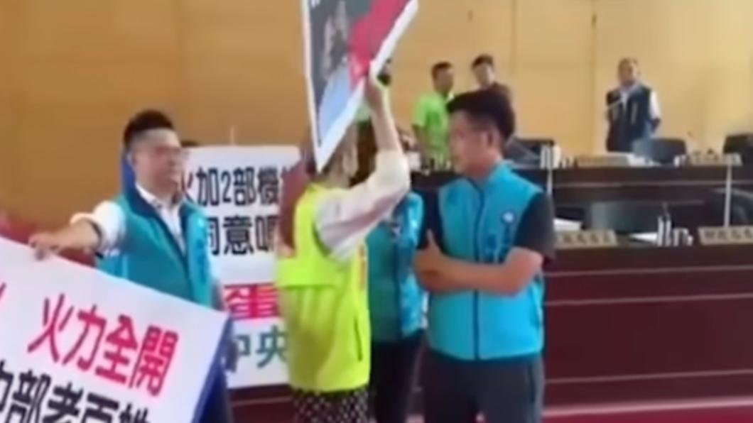 羅廷瑋(右1)2019年在台中市議會與賴佳微(中)爆發推擠衝突。(圖/翻攝自羅廷瑋臉書)