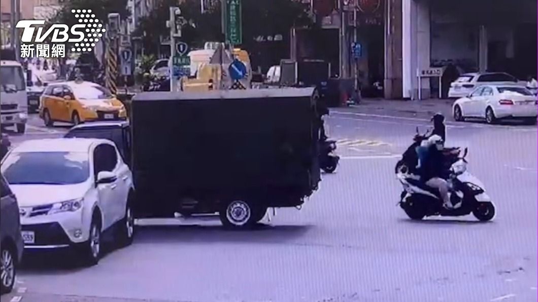 空投補給箱?軍用貨車一箱「空彈殼」掉馬路 警:八軍團的