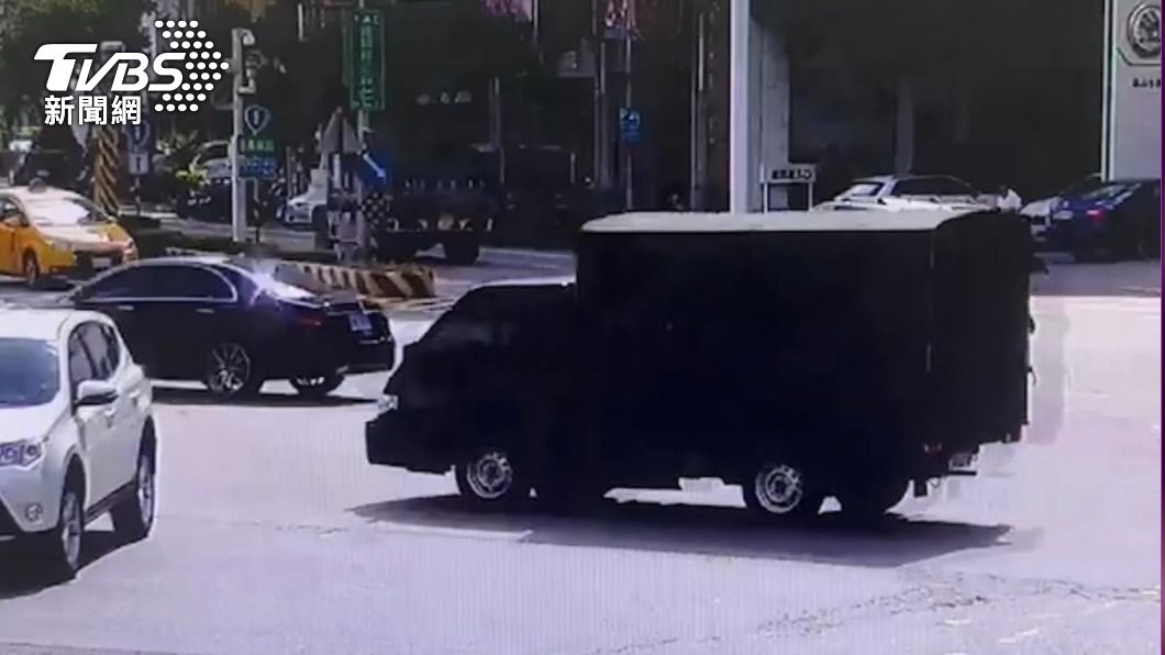 事發路口監視器。（圖／TVBS）