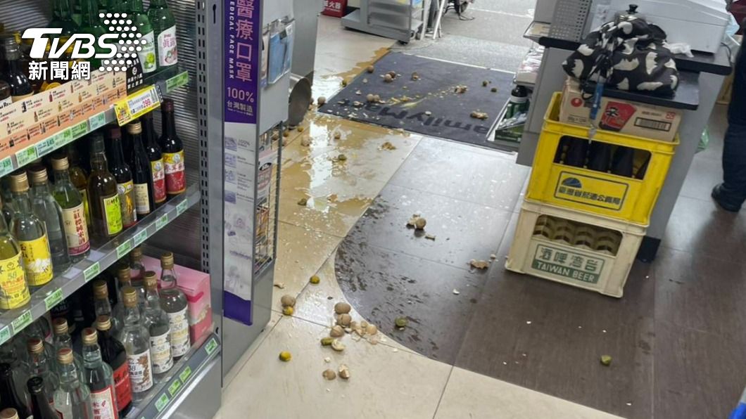 超商滿地茶葉蛋與湯汁。（圖／TVBS）