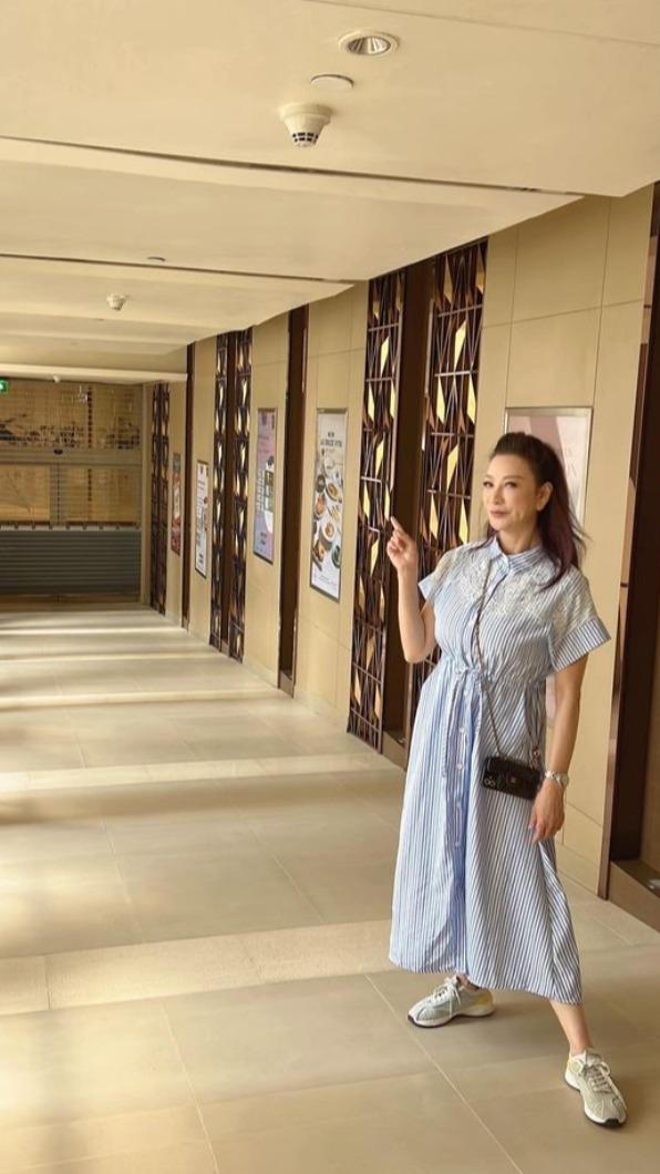 楊繡惠身穿寬鬆麻質衣裳,被指有「凸肚FU」。(圖/翻攝自楊繡惠臉書)