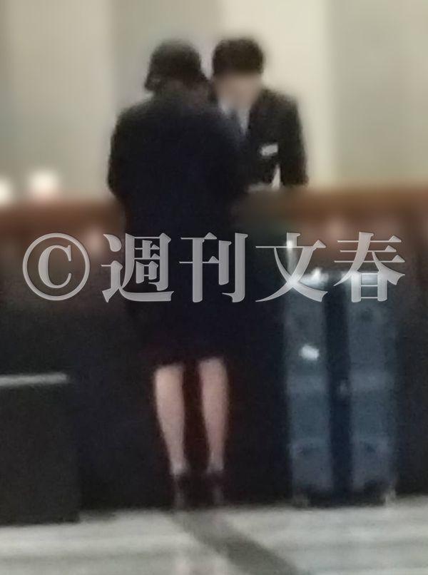 廣末涼子被《週刊文春》直擊現身東京都內某高級飯店,似乎是跟鳥羽周作過夜。(圖/翻攝自《週刊文春》)
