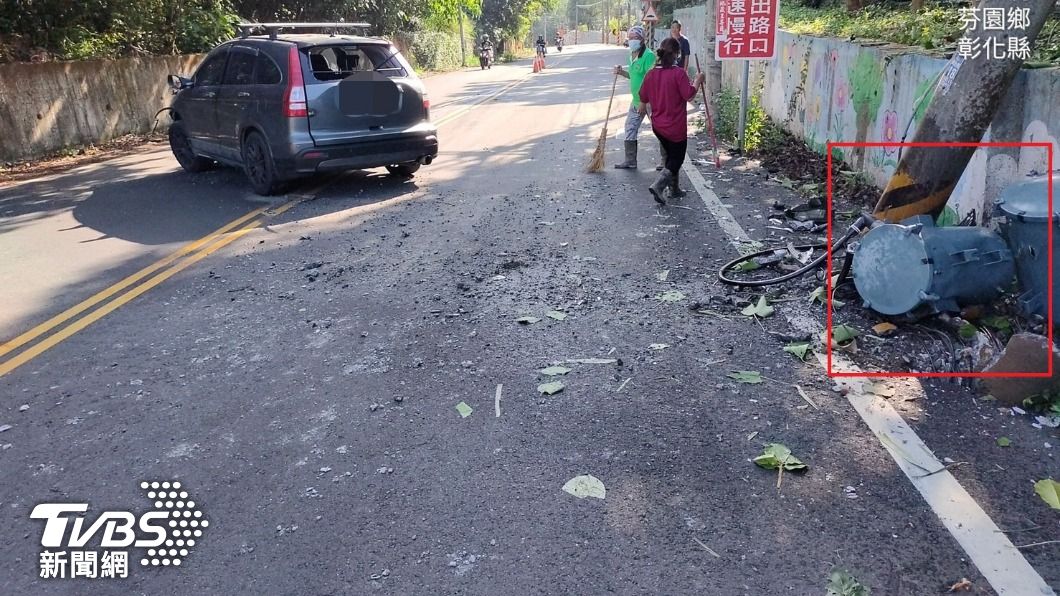 2顆變壓器從天而降!休旅車撞倒電線桿 害住宅停電
