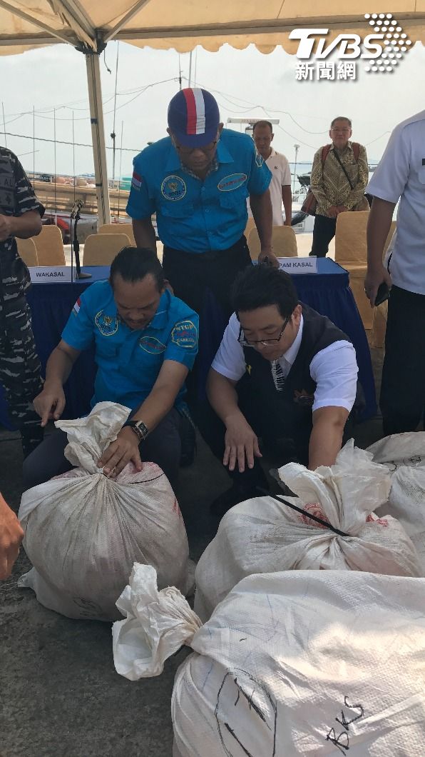在印尼巴淡島海軍馬頭與肅毒署共同清點一公噸毒品。（圖/TVBS）