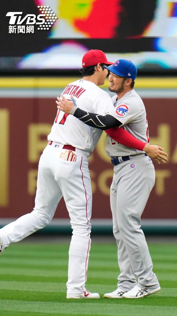 大谷和鈴木在場上擁抱。(圖/達志影像美聯社)
