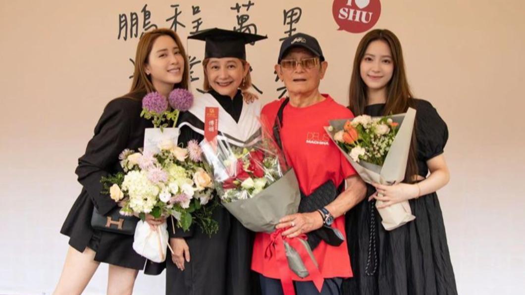 傅娟的爸爸也開心出席畢業典禮。(圖/世新大學)