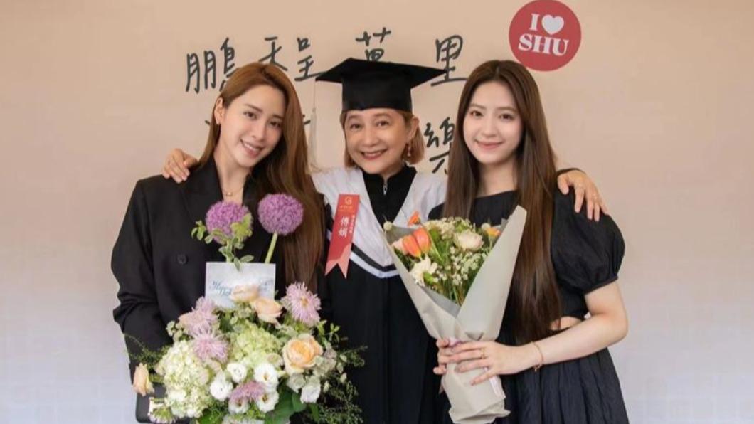 傅娟和女兒們合照。(圖/世新大學)