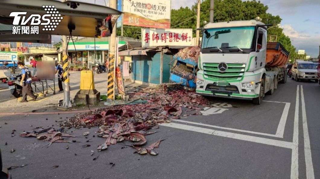 滿車魚屍傾瀉而出!「魚廢料」小貨車追撞釀禍 網:有味道