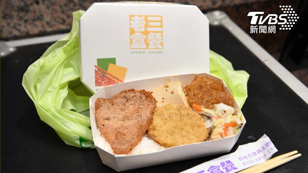 侯友宜和中常委們餐敘，會中卻吃「老三便當」，與侯的民調趨勢不謀而合。（圖／TVBS）