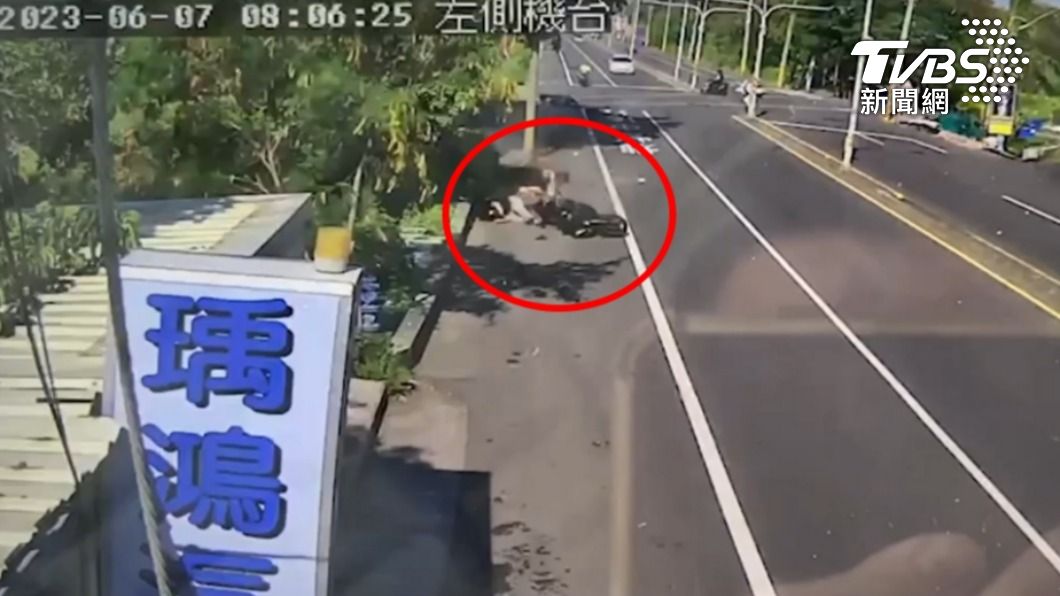 台南3機車連撞!婦無端遭波及 小腿斷裂噴路邊命危